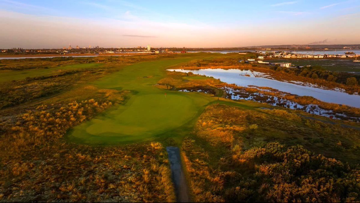 Haylinggolfclub's tweet photo. With thanks to Kevin Murray for capturing our rather special links.
Hereโs to a Happy, Healthy and Hayling New Year.
#oursecondhome โค๏ธ https://t.co/28qGQ6kHZ2
