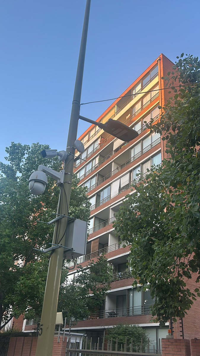 dboetsch's tweet photo. @catasanmartinlc  muy mala la instalación en los últimos años de cámaras de vigilancia, lugares que estaban soterrados dejan los cables a la vista… https://t.co/E1QzLJyFMY