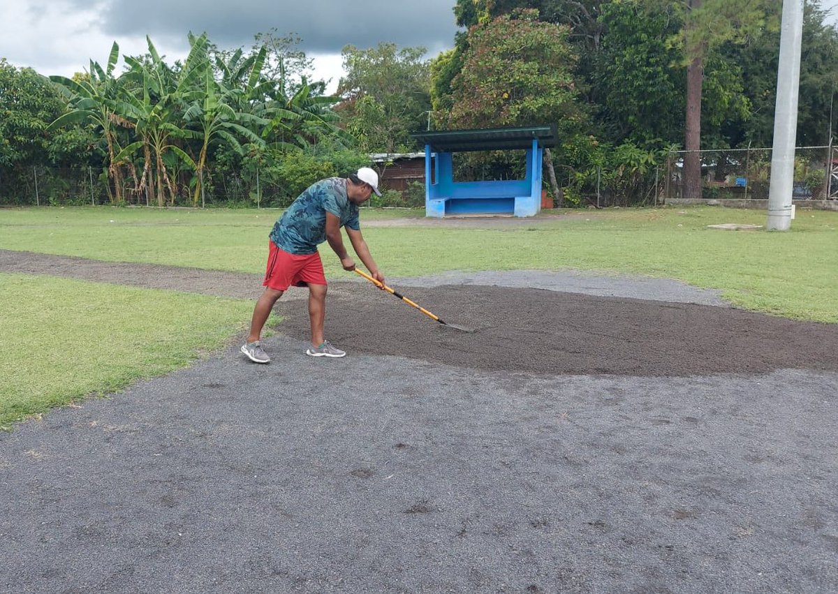 Estamos apoyando la mejora del estadio de Malambo, con material para su acondicionamiento. La cuadrilla estuvo trabajando para que nuestros deportistas cuenten con instalaciones en mejores condiciones. 
Seguiremos impulsando el deporte y el bienestar de nuestra comunidad.