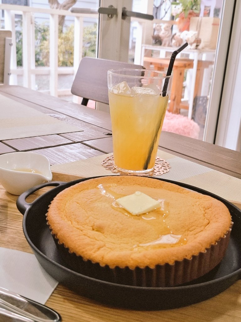 mimi88nini's tweet photo. おはようございます🔆
昨日は無事お仕事も締めてきたので…
埼玉県の入間にあるPig a Booさんに
遊びに行きました～✨
 
ミニブタさんも猫さんも鳥さんも
みんなご挨拶来てくれて可愛い～🐷🐱🐦♥

スフレパンケーキもすっごいおいしかったです😋♥

また来年たくさん遊びに行きます🎶
＃PigaBoo https://t.co/BtMoEZis3e