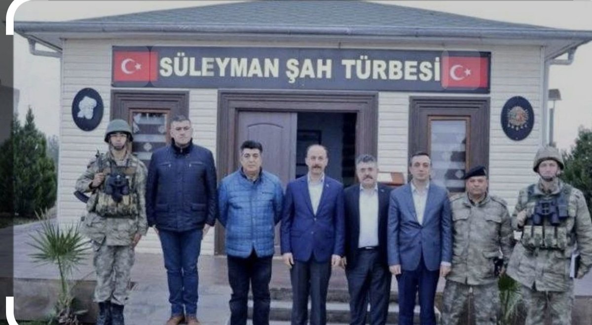 Bu fotografı gŏrdüm her nedense türkiyedeki genelevleri aklıma geldi,genelevine giden erkekler, (erkekliğiyle ilk tanışanlar) birde genelevin ōnúnde  gururlu poz verirlerdi (erkekliģini)kanıtlamıṣ gibi.
Hakketen türkiyedeki genelevleri gibi ordan oraya taşınan bu mezar ne oldu?
