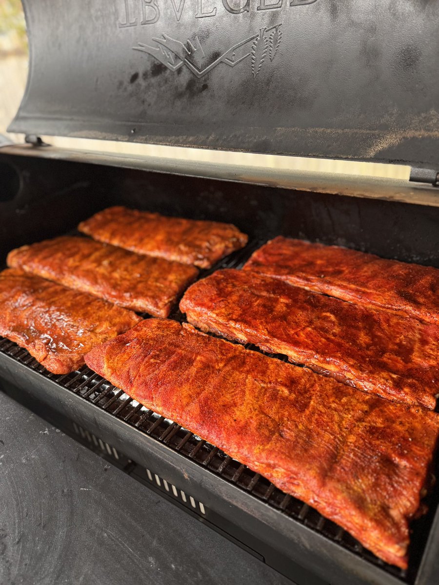 Jledge91's tweet image. 6 racks of ribs for the wife’s birthday. Highly asked for among all four family.