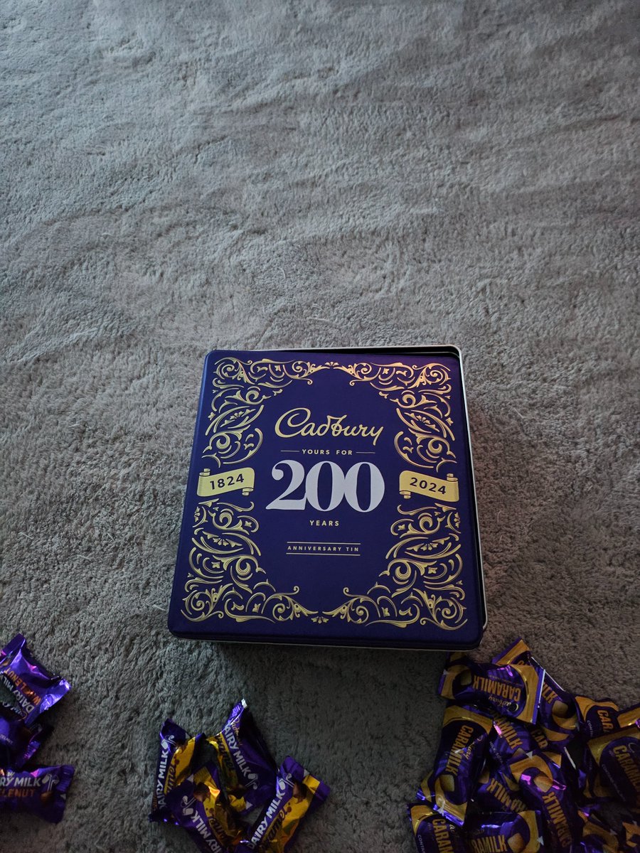 What a shit tin these are 
26 white chocolate
16 caramilk
4 caramel
7 wholenut
21 dairymilk