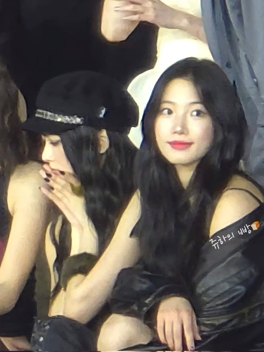 241227 
우리강아지 예쁘다🫳🏻
#르세라핌 #LE_SSERAFIM #ルセラフィム #카즈하 #KAZUHA #カズハ