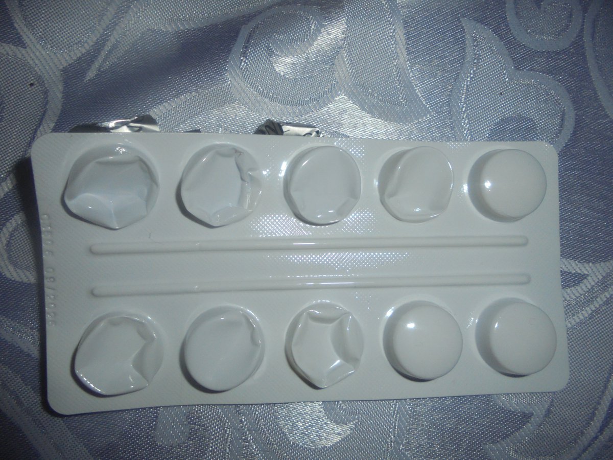 MariaAn63751239's tweet photo. Muszę kupić dla naszego Bakusia lekarstwo na prawidłowe funkcjonowanie przewodu pokarmowego. Codziennie dostaje 1 tabletkę jak nie dostanie to zaraz ma biegunkę. Zostały nam tylko 3 tabletki. Opakowanie kosztuje aż 300 zł 😢 Co prawda 120 tabletek ale mniejsze jest niedostępne 😢 https://t.co/rxKas0ryxt