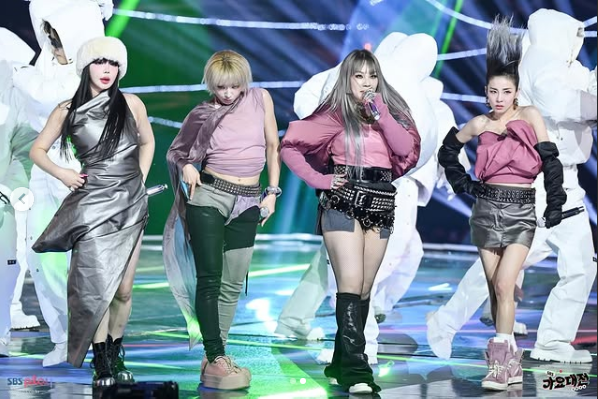 2NE1Achievement's tweet photo. 2NE1's year-end performance was highly praised by the general public and raised many debates about the new generation of idols who do not sing live and lack stage presence. The public was shocked to see 2NE1 who after 10 years continues to deliver vocals and a powerful presence. https://t.co/up1hoUUyfc