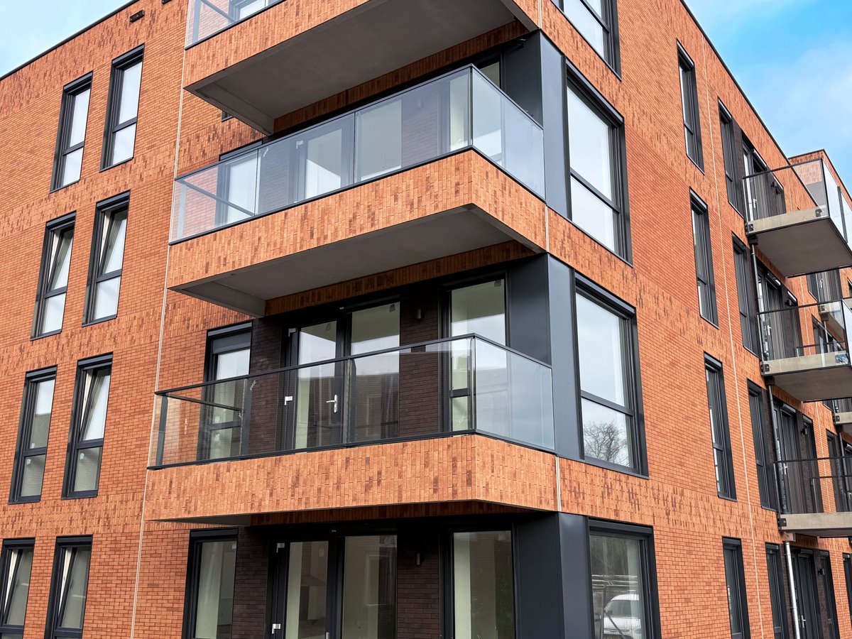 In de hoek van de binnenring van Sneek en de waterloop de Zwette is het appartementengebouw “It Skûlplak” ontworpen voor woningcorporatie WoonFriesland. Het complex met 45 appartementen is door BGDD gebouwd met geprefabriceerde gevelelementen en is vorige week opgeleverd.