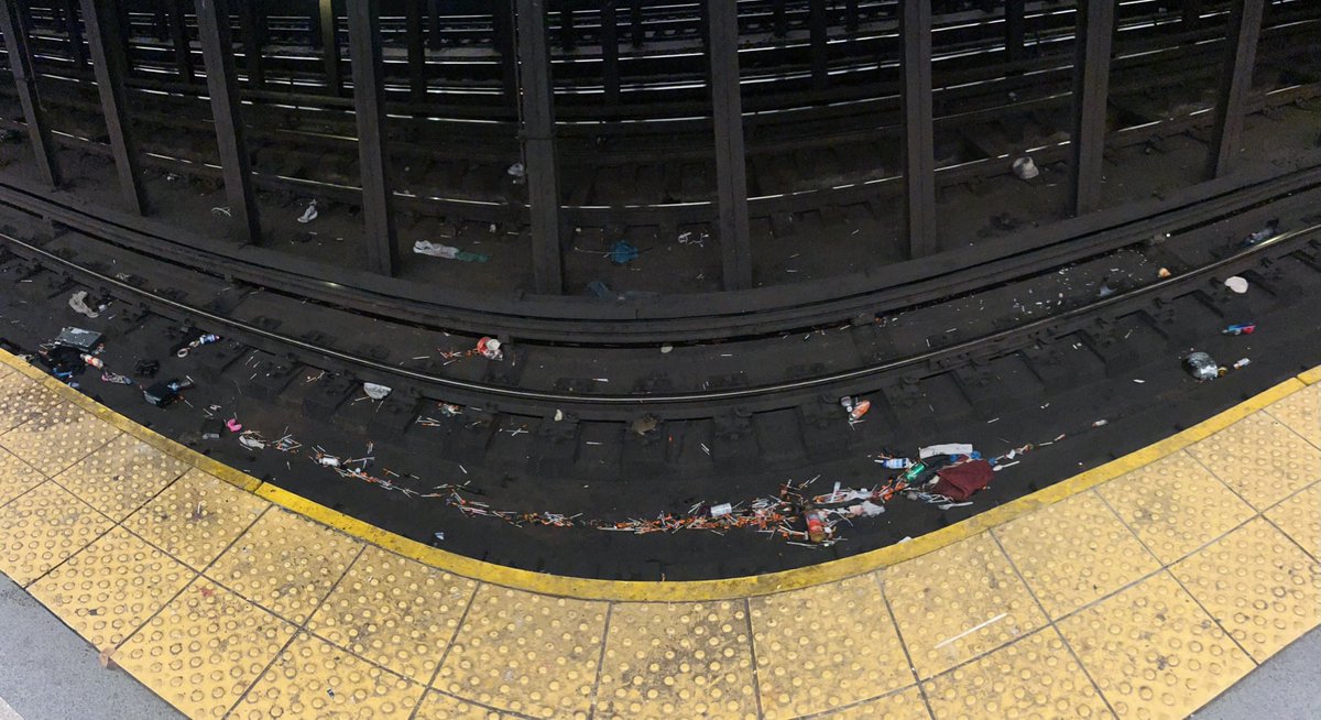 t_paul007's tweet photo. @NYCTSubway @NYCMayor The JunkieYard Line Keeps Piling Up the 💉s 12.27.24 @NYCTSubway https://t.co/2eMZQfkfIi