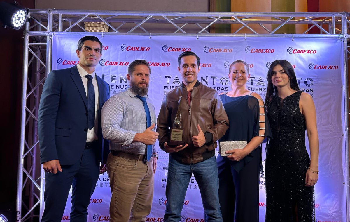 TSIGroupInter's tweet photo. ¡Cerramos el año con broche de oro!🏆 Este mes hemos sido reconocidos con el galardón de #ExportadorDeServicios en los premios de CADEXCO en el Día del Exportador 2024 👏Con orgullo recibimos este premio, que representa el #esfuerzo realizado por cada miembro de nuestro equipo https://t.co/b6DJJwtRwd