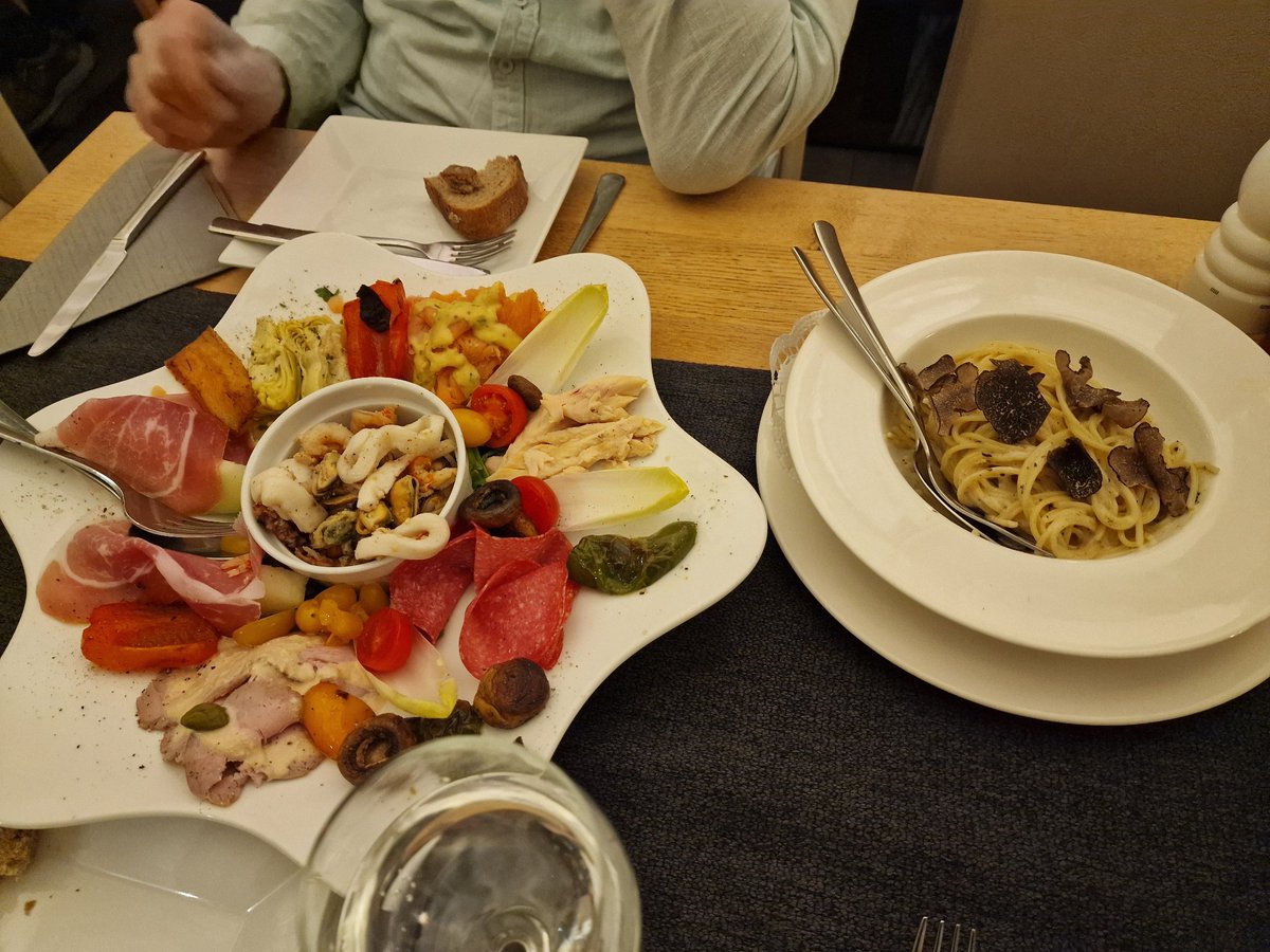 TE_A21's tweet photo. 정말 맛있는 부퍼탈 이탈리아 식당에서 크리스마스 다음날 저녁식사. 안티파스티 + 트뤼플스파게티에, 메인메뉴는 나는 생선 스프, 큰고냥은 노루 라구를 고르고 마지막에 티라미수와 카푸치노로 입가심까지 완벽했음. 배 터져서 걷기 힘들때까지 먹고 나왔다 https://t.co/1ZQP8Bgl2k