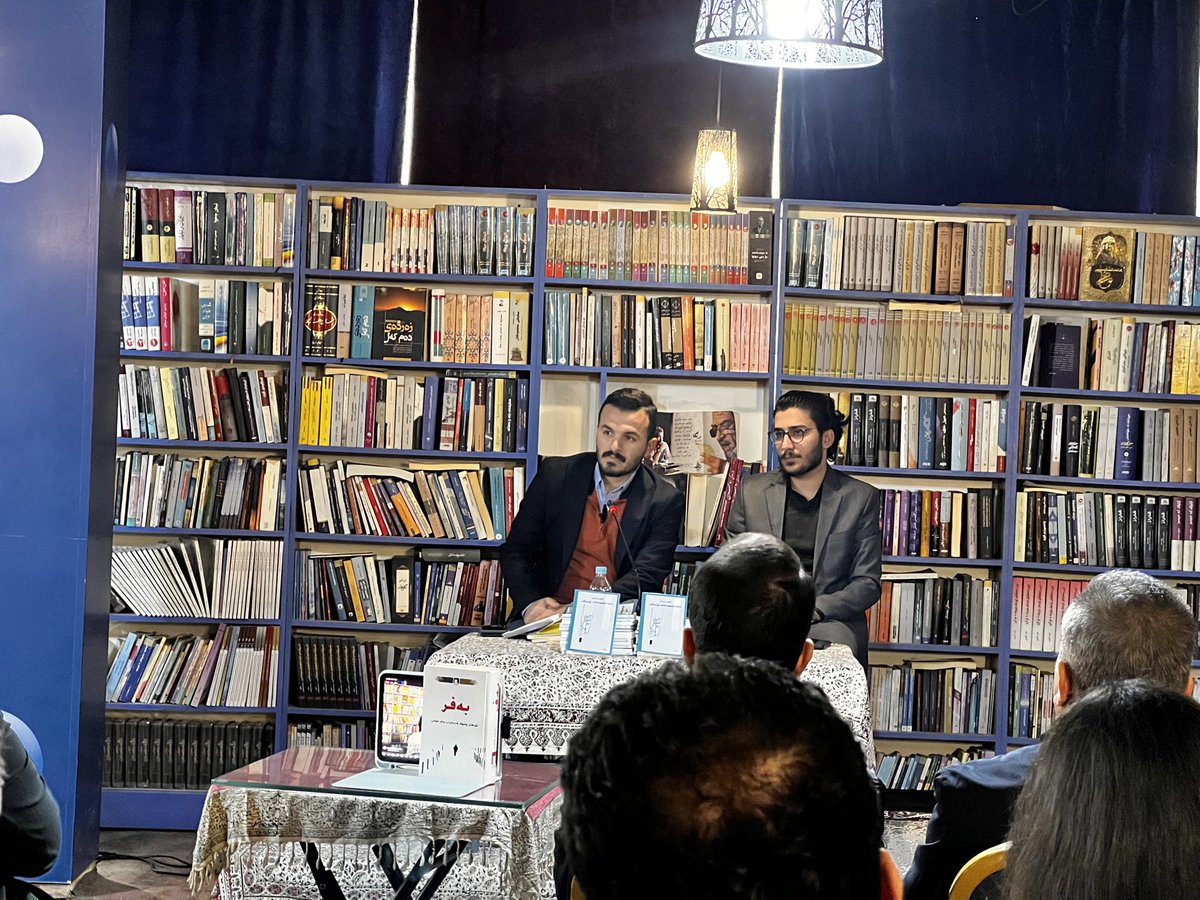 Rebinmihemed1's tweet photo. ئەمڕۆ لە خانەی فەرهەنگیی شین، قسەکردن دەربارەی دونیای چیرۆک و ناساندنێکی کورتی کۆمەڵەچیرۆکی (پارچە ونبووەکانی بێدەنگی)ـی چیرۆکنووس گۆران سەمەد https://t.co/mipMpszrRp