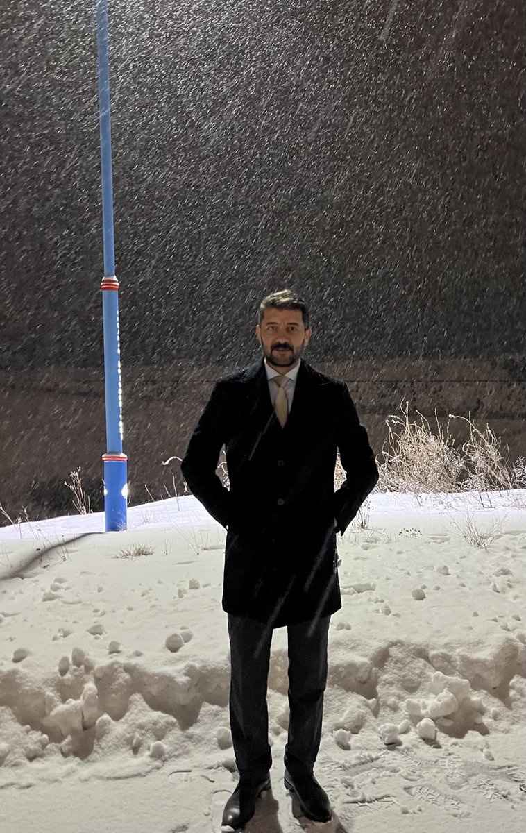 Ben gideyim, yol gitsin, ben gideyim, yol gitsin;
İki yanımdan aksın, bir sel gibi fenerler.
Tak, tak, ayak sesimi aç köpekler işitsin;
Yolumun zafer tâkı, gölgeden taş kemerler.
NFK.