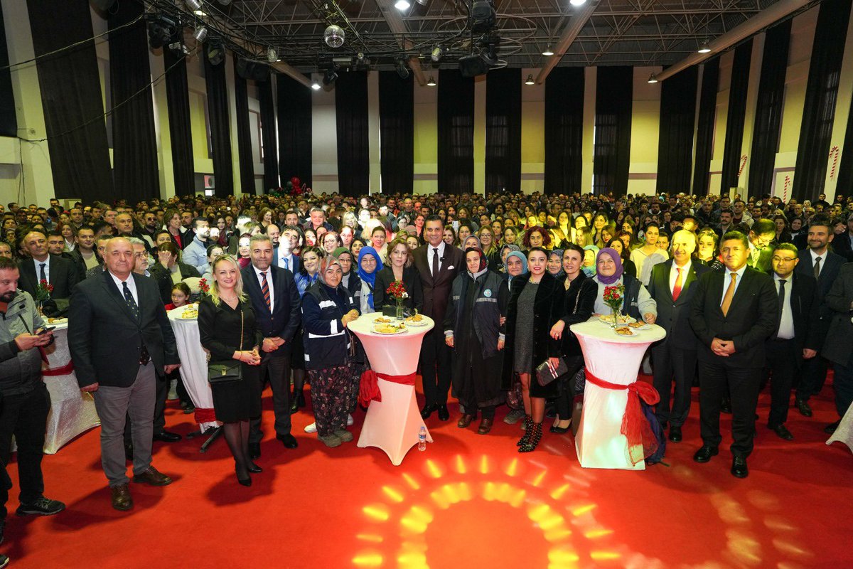 Çalışma arkadaşlarımızla yılbaşı kutlamasında bir araya geldik.

Yeni yılda da el birliğiyle, Manisa'mız için daha güzel bir gelecek inşa etmek adına çalışmalarımıza devam edeceğiz. Birlikte daha güçlü, daha başarılı bir yıl bizi bekliyor. 😊