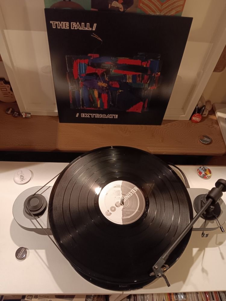 #NowSpinning
#vinyl
#FallFriday
#TheMonks

12th album released after MES Brix divorce.. 
Brix's departure helped define the sound..
Former founding member M Bramah her replacement..
Includes 2 Monks covers..

The Fall  Extricate   

Black Monk Theme  

youtu.be/TXVjPUxmNNI?si…