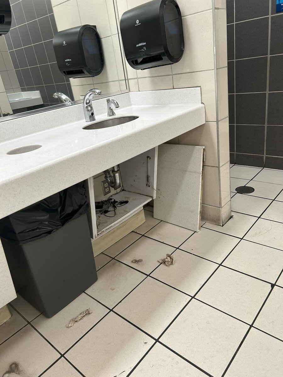 Jackieb206's tweet image. Perhaps it is time to work on those rundown restrooms at the Philadelphia airport 😖
#PhiladelphiaAirport
#Phila