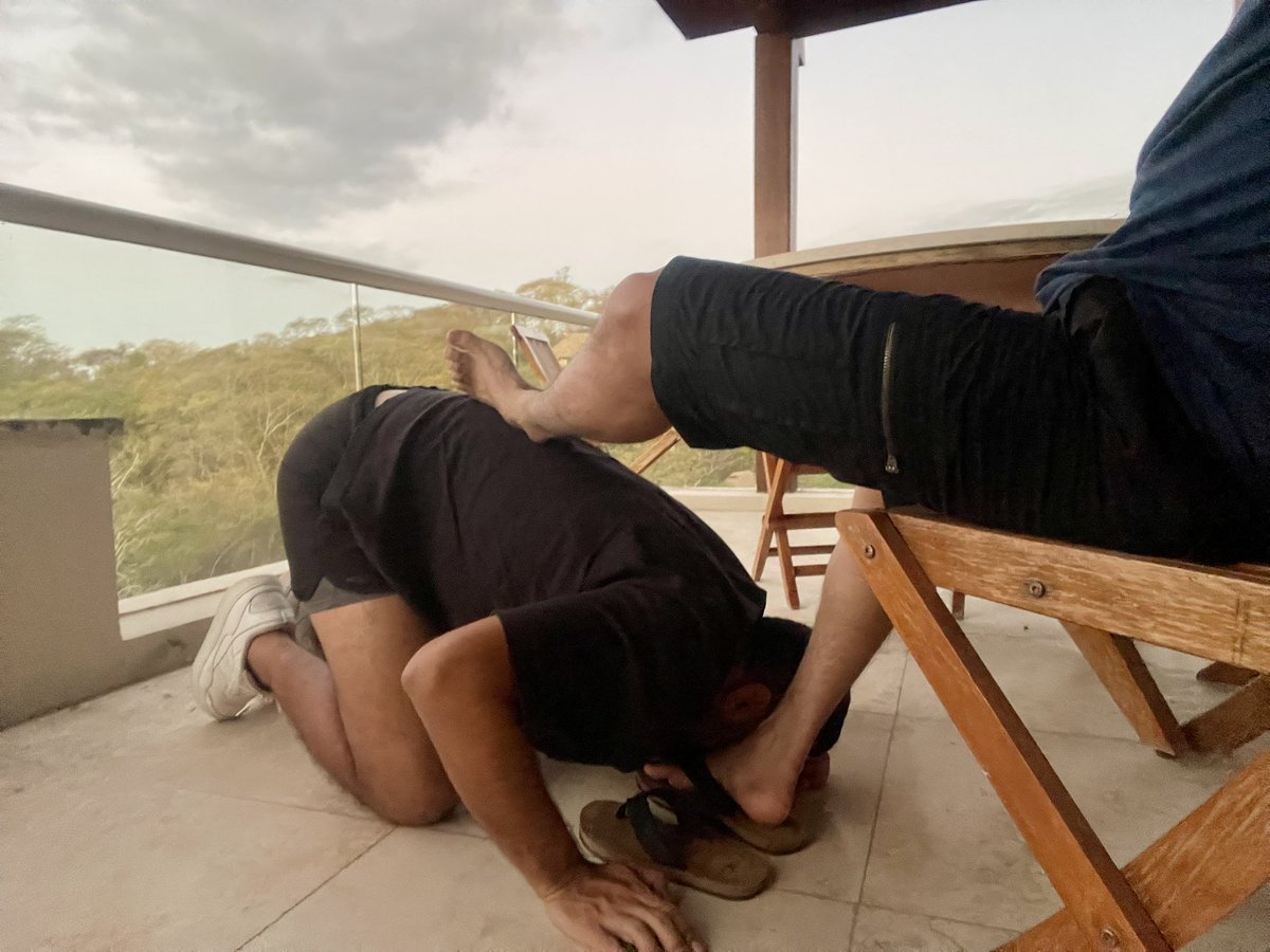 MasterRiuk's tweet photo. La forma correcta de vacacionar! 

The right way to vacation!

#footfetısh #CashMaster #footmaster #findom #finsalve #humanATM #finsub #cashslave #paypig https://t.co/m4MzPioIUK