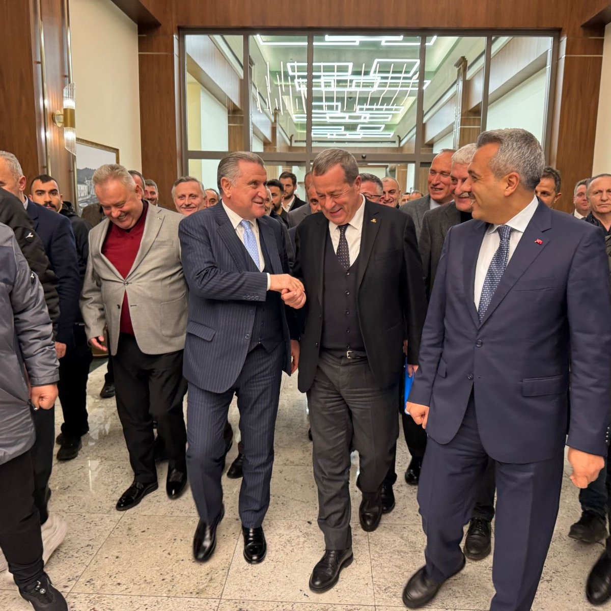 rizepazarbel's tweet photo. Belediye Başkanımız Neşet ÇAKIR, bir dizi ziyaret için memleketi Rize’ye gelen Pazarlı hemşehrimiz, Gençlik ve Spor Bakanı @OA_BAK ile havalimanında bir araya geldi. 

#BaşkanÇAKIR,Gençlik ve Spor Bakanı @OA_BAK ile Pazar’ımızda yapılacak projeler hakkında görüşme gerçekleştirdi. https://t.co/Ctc1yKawam