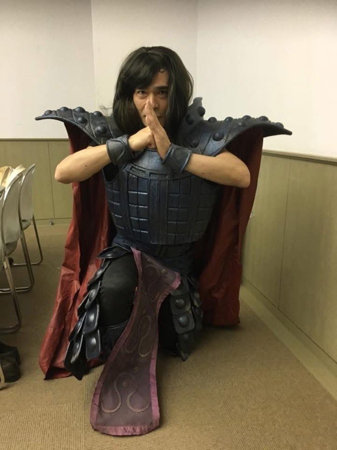 DavyDUsopp's tweet photo. @nomiya76 Sako enters the arena, opens his phone then blocks itagaki #lowdiffed https://t.co/tmDBjSjqa7