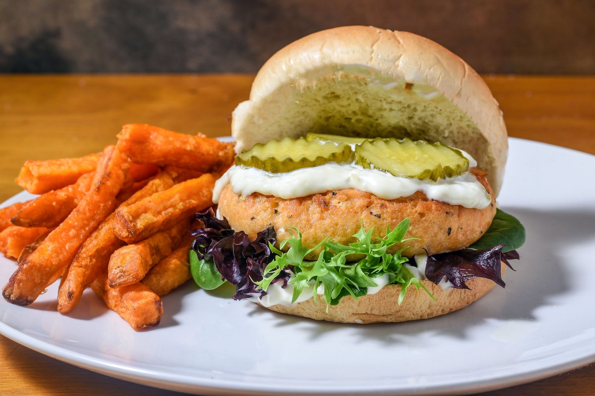 Looking for a meal that’s as healthy as it is delicious?

🍣 Salmon burgers provide lean protein and heart-healthy omega-3s.
🍠 Sweet potato fries are a fiber-rich side, offering a boost of vitamin A and antioxidants

Check out the full recipe: Bit.ly/3PdjfoV
