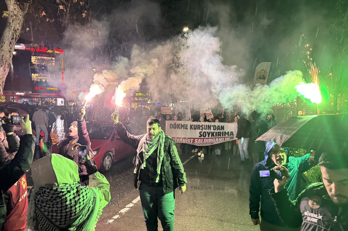 pusholder's tweet photo. İstanbul'da Filistin'e destek yürüyüşü düzenlendi. https://t.co/4yRz8qr8X9