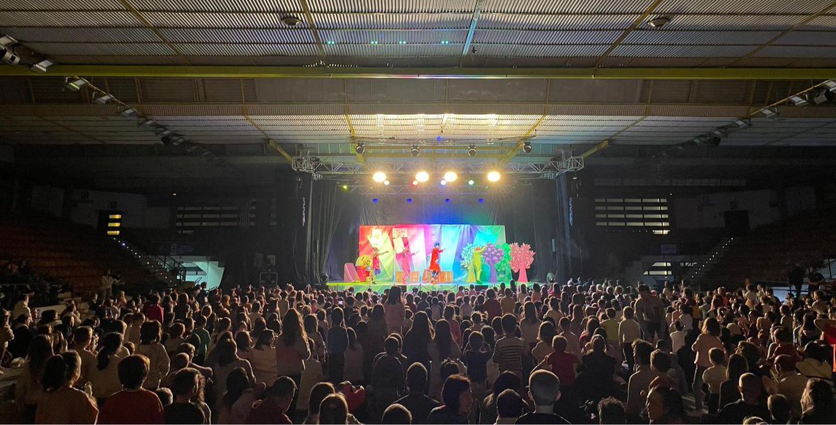 4000 bihotz,
4000 taupada,
Mendizorrotzan,
Gasteizen, Araban!
Elkarrekin euskaraz 
kantari, dantzan, 
poz pozik…
Maite zaituztegu!
Gora Euskal Irria!