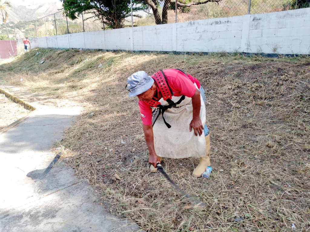 #27dicembre Por instrucciones de nuestra Alcaldesa <a href="/lolipsuv21/">Lolimar Montilla</a> personal de trabajo de la <a href="/AlcaldiadelMunB/">Alcaldía Municipio Bolívar</a> realizan mantenimiento y limpieza en la entrada del Polideportivo "Héroes de San Mateo".
#HastaProntoX