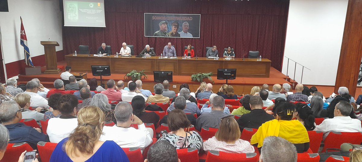 MINSAPCuba's tweet photo. 🥼El Ministro @japortalmiranda insistió a directivos de Unidades de Subordinación Nacional de @MINSAPCuba sobre la responsabilidad colectiva en la atención a los trabajadores y la motivación a los jóvenes del sector como premisas del quehacer de la #Salud

#CubaPorLaVida https://t.co/3PXmyxWkRy