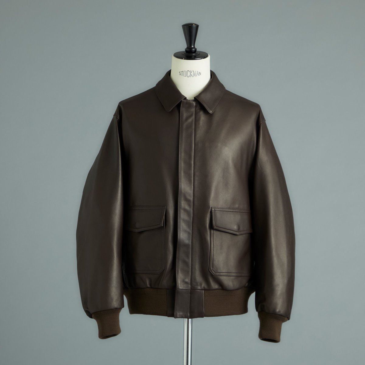 UNITEDARROWS's tweet photo. #LOEFF に別注したA-2型レザーフライトジャケットが発売中!柔らかい上質なラムレザーや、サイドからアクセスできるハンドポケットを追加したデザインが特徴です。
▶https://t.co/8w9hoTRYyp
#ユナイテッドアローズ https://t.co/StHfRpaJB2