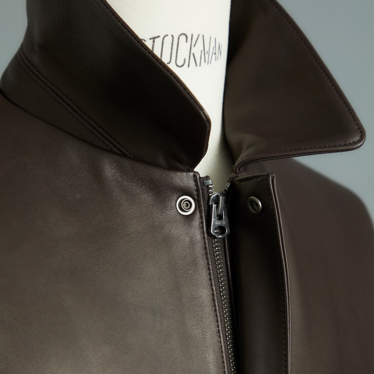 UNITEDARROWS's tweet photo. #LOEFF に別注したA-2型レザーフライトジャケットが発売中!柔らかい上質なラムレザーや、サイドからアクセスできるハンドポケットを追加したデザインが特徴です。
▶https://t.co/8w9hoTRYyp
#ユナイテッドアローズ https://t.co/StHfRpaJB2