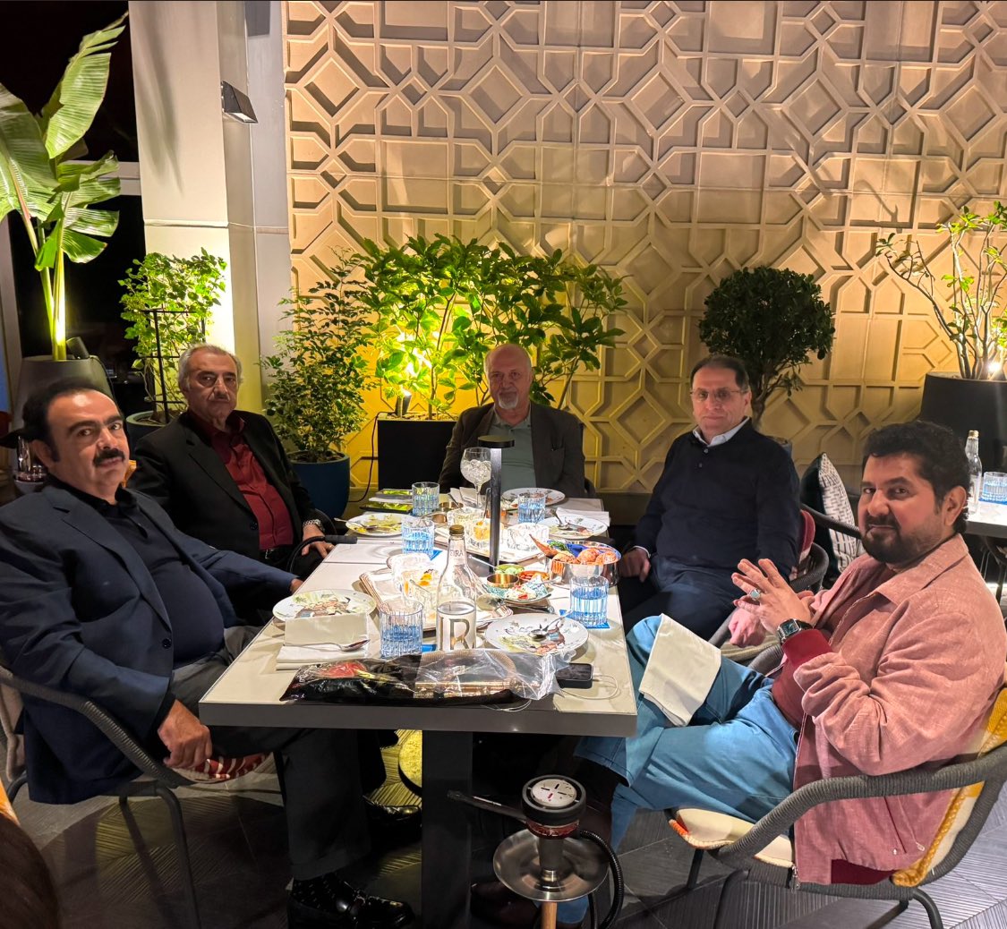 جلسة الآن أتفق فيها على تغليب مصلحة العراق أولاً ضمت كلاً من:
فائق الشيخ علي، وفيصل كريم خان، وعلي الصجري، وأحمد أبو ريشة، ومشعان الجبوري، ناقشت بوضوح تأثير تداعيات تغيير النظام في سوريا على الوضع السياسي في العراق.
واظهرت اتجاهين.
الاتجاه الاول:
يدعو إلى إصلاح النظام السياسي