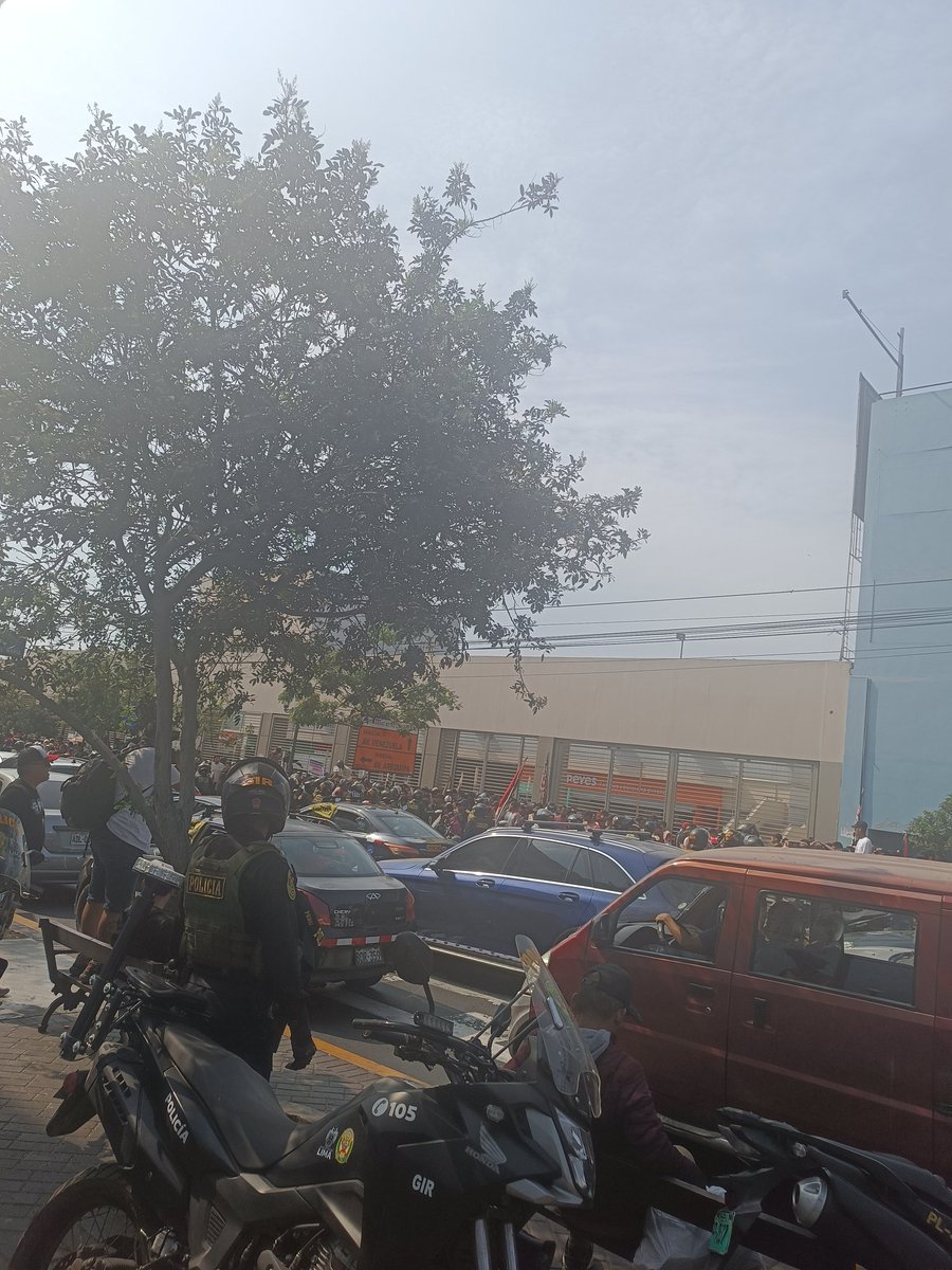 LA U ES DE SU GENTE 

Policía intenta romper la marcha hacia la SUNAT