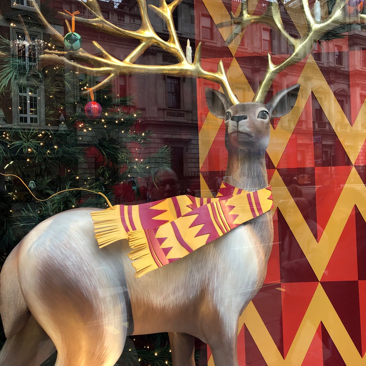 hannahkokoschka's tweet photo. Always hard to beat the @Fortnums #festive #windowdisplays (love the crocodile 😂 https://t.co/9afFWRwTF0