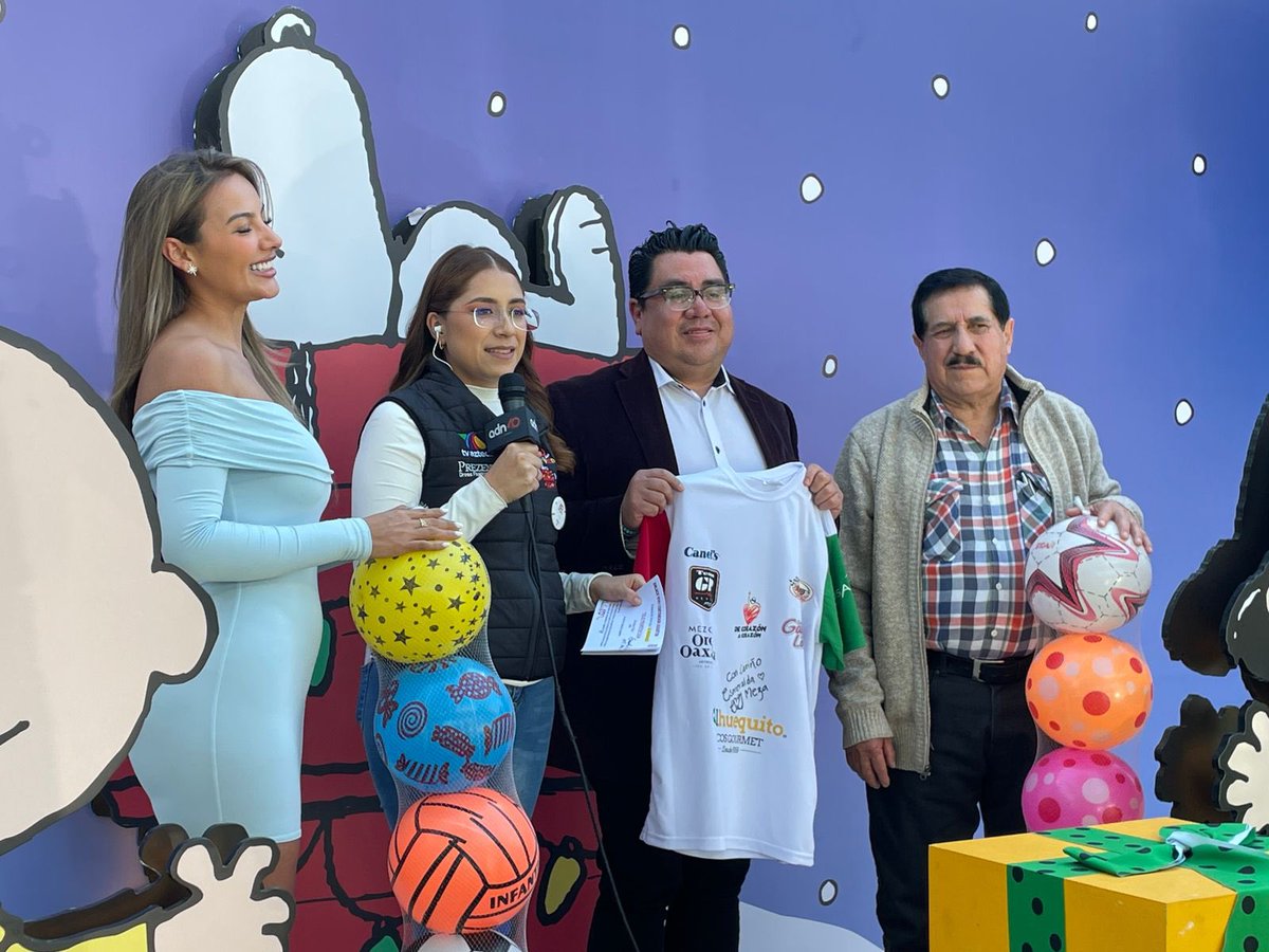 JuguetonAzteca's tweet photo. ¡Gracias a @TrejoPromotion y a Esmeralda Meza por sumarse al #Juguetón30Años siendo el 4to Rey Mago!👑🥳 https://t.co/eG6gGyTzec