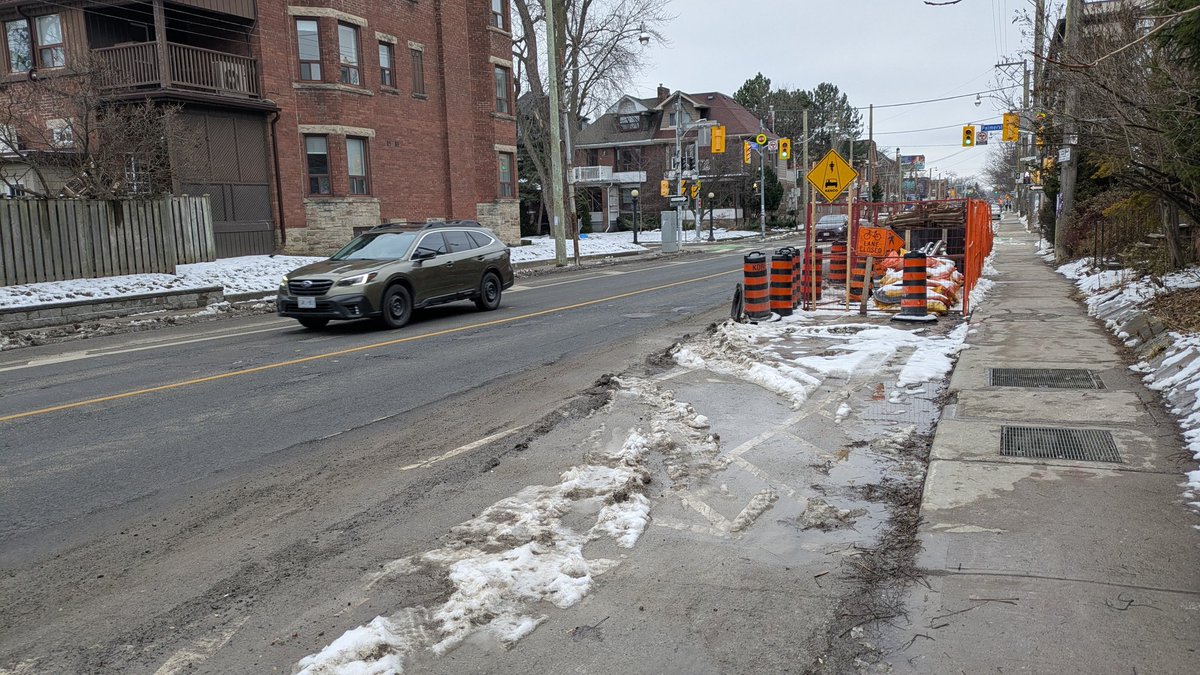 WongGames's tweet photo. .@311Toronto another bike lane blocked to store pylons. 10 meters to the east, plenty of empty parking spots. At the corner of Palmerston and Harbord. @DianneSaxe @TheBikingLawyer https://t.co/uZCkp9LwGy