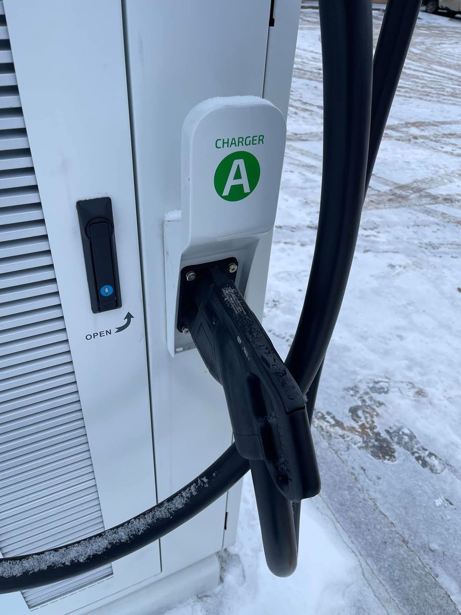 TOCAlberta's tweet image. NACS on a non-Tesla charger! Via @aehtee

@DriveTeslaca @WholeMarsBlog @SawyerMerritt 

plugshare.com/location/718546