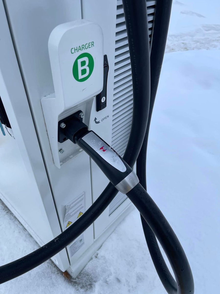 TOCAlberta's tweet image. NACS on a non-Tesla charger! Via @aehtee

@DriveTeslaca @WholeMarsBlog @SawyerMerritt 

plugshare.com/location/718546