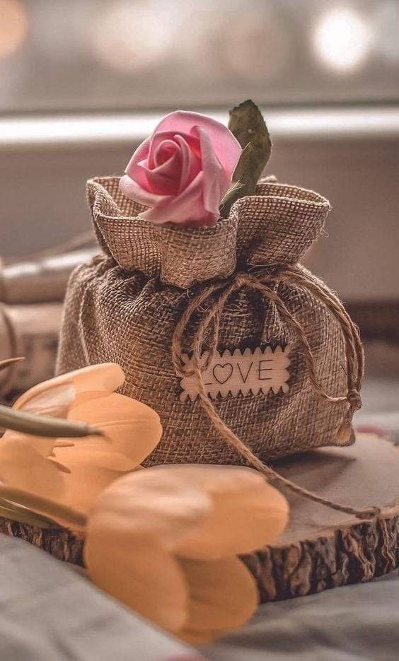 أجمَلُ مَا قِيلَ فِي الغِيرَة:

قَولُ عُثمَان بنُ عَفان رَضِيَ اللهُ عَنهُ وَهُوَ فِي سَكراتِ المَوت، عِندَمَا انكَشَفَ خِمار زَوجَتِهِ:
«شُدِّي خِماركِ ، فَواللهِ لانْكِشَافُكِ أَشَدُّ مِمَّا أَناْ فِيهِ!».