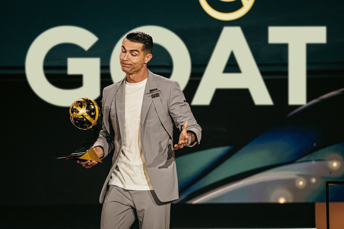 CR7xWorld's tweet photo. حتى اللوحه نطقت! 🤷🏻🐐 https://t.co/CBFHx5gJm8