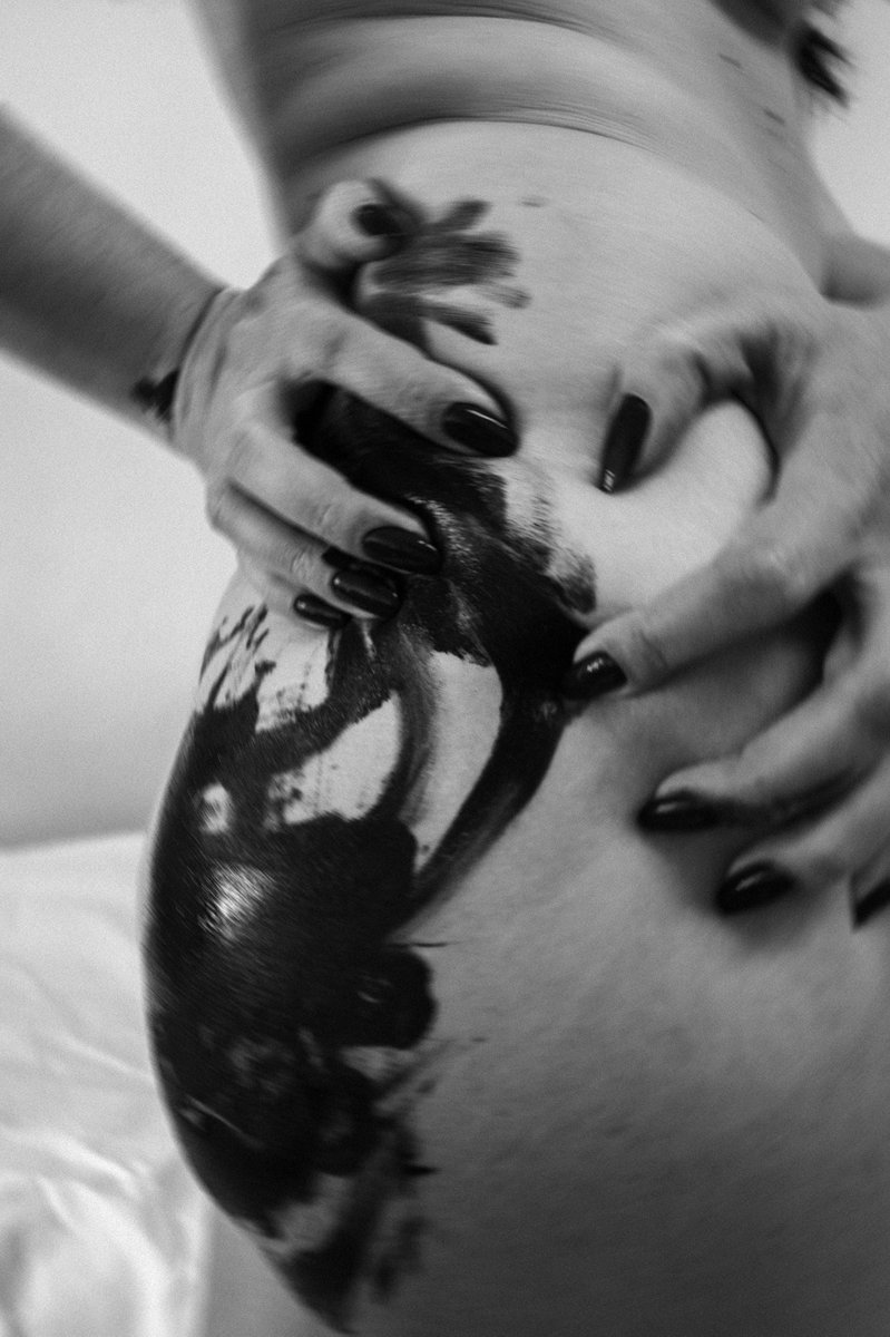 ashsphri's tweet photo. The #touch #bw #bodyart #blackandwhite https://t.co/isATviCXP0