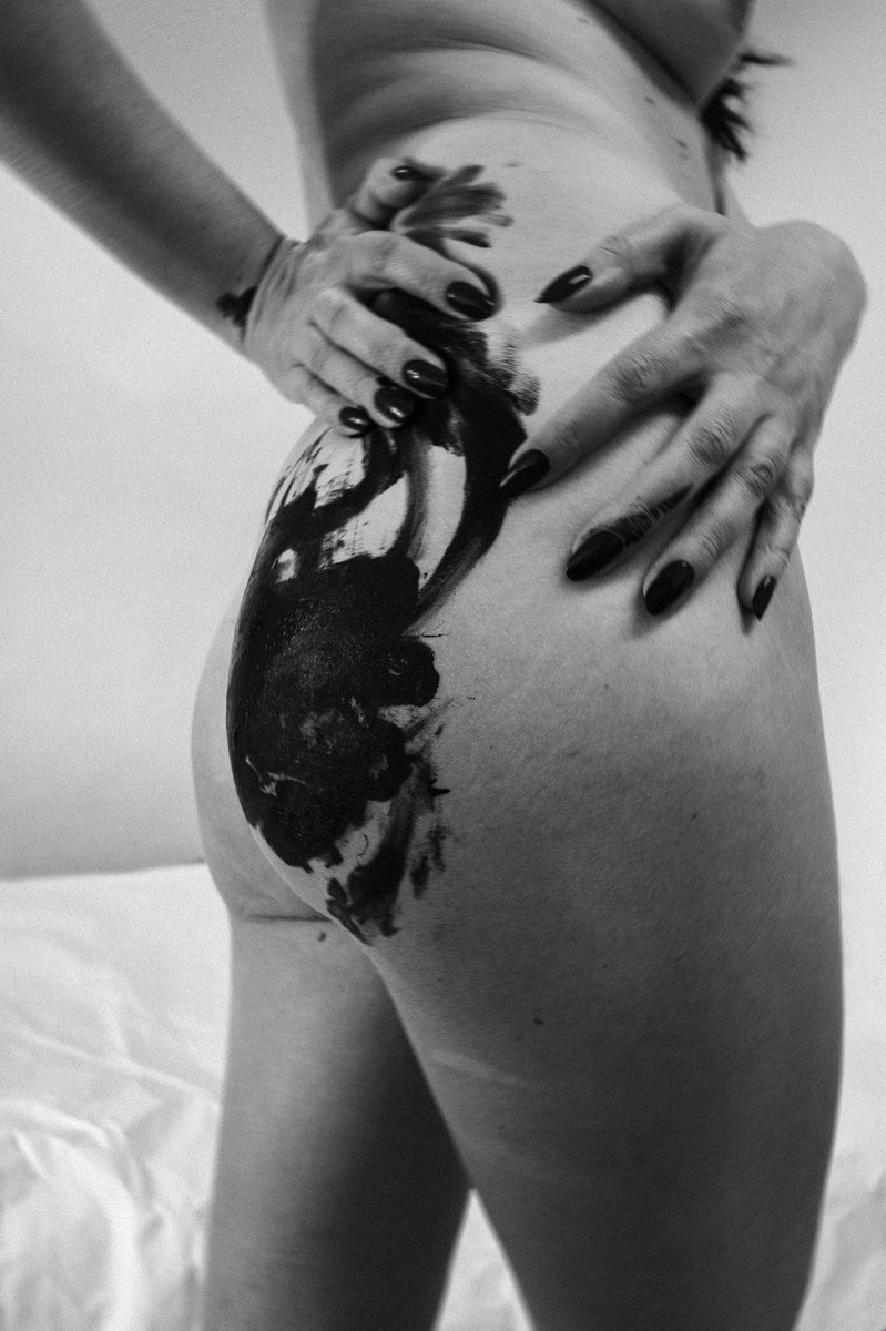 ashsphri's tweet photo. The #touch #bw #bodyart #blackandwhite https://t.co/isATviCXP0