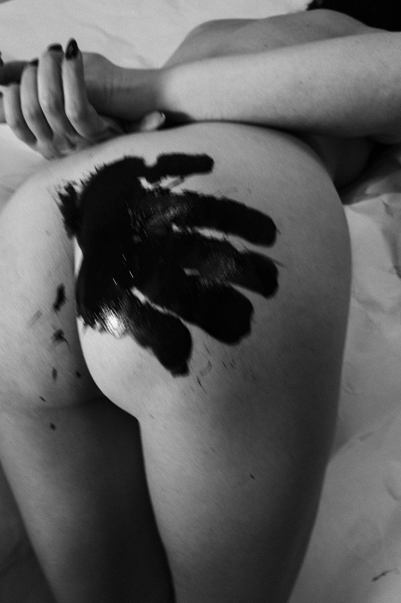 ashsphri's tweet photo. The #touch #bw #bodyart #blackandwhite https://t.co/isATviCXP0