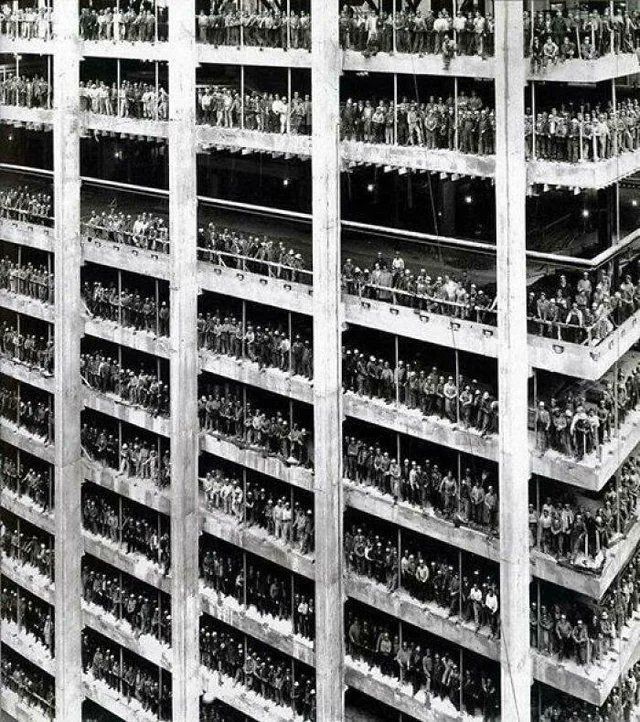 3000 homens, que participaram da construção do Chase Manhattan Bank, posam para uma foto no final das obras, 1964