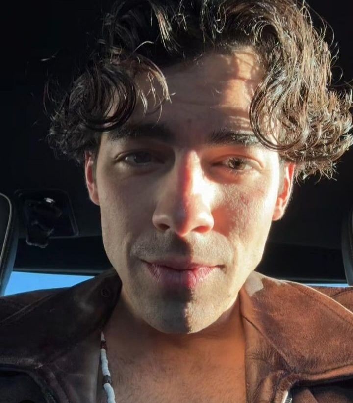 Lonelywarrior3's tweet photo. Con esa face card ya entiendo porque subió tantas selfies a lo largo del año. https://t.co/tBxOClLMIP