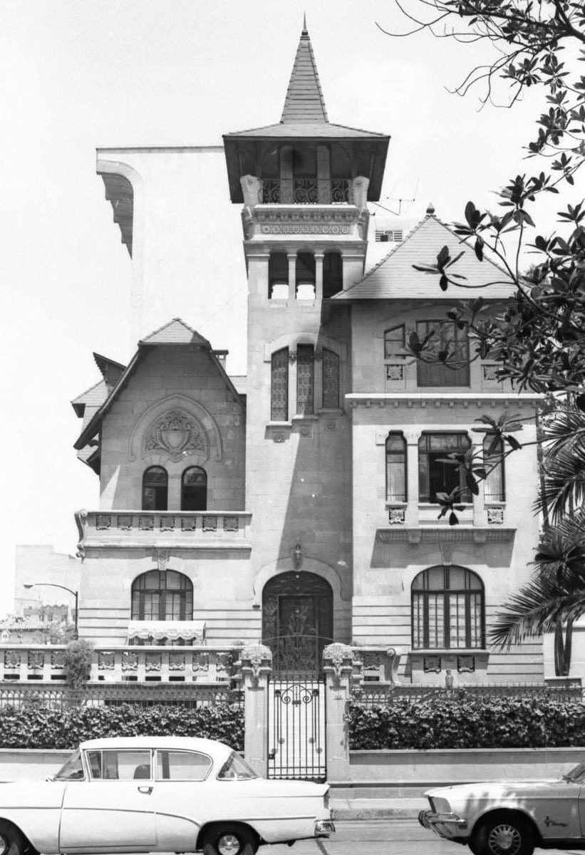 Varietal79's tweet photo. @Olvidismos Su construcción inicio en 1907 por indicación del italiano Dante Cusi Castoldi. 

Pero fue hasta 1916 que Don Cusi y su esposa Teresa Armella, además de sus cuatro hijos Dina, Elodia, Ezio y Eugenio, comenzaron a vivir ahí, solos, en medio de la nada.

¿Fueron felices? No lo sé. https://t.co/ZTlJY6cmn4