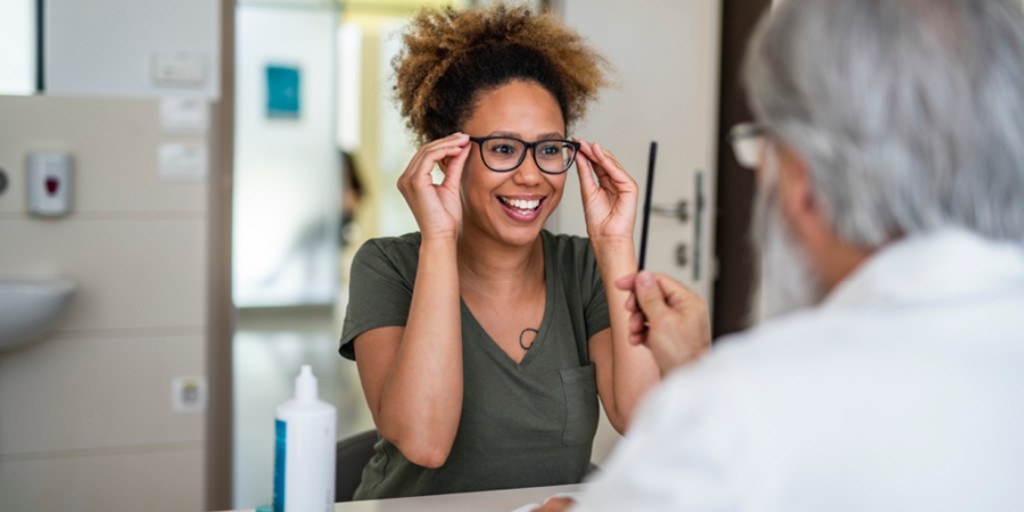 The new year is the perfect time to set goals for a healthier you, including better vision care! Start 2025 strong by adding these 5 eye-friendly resolutions to your list. bit.ly/4fWEoyR

#EyeHealth #NewYearNewYou #VisionCare