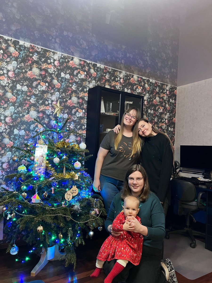 Pēdējā (neoficiālā)LU (Ķīmijas fakultātes) Fizikālās ķīmijas katedras (labāko) doktordesu Ziemassvētku pasēdēšana. Katedra, tu mums vienmēr paliksi sirsniņā #RIP 1966-31.12.2024