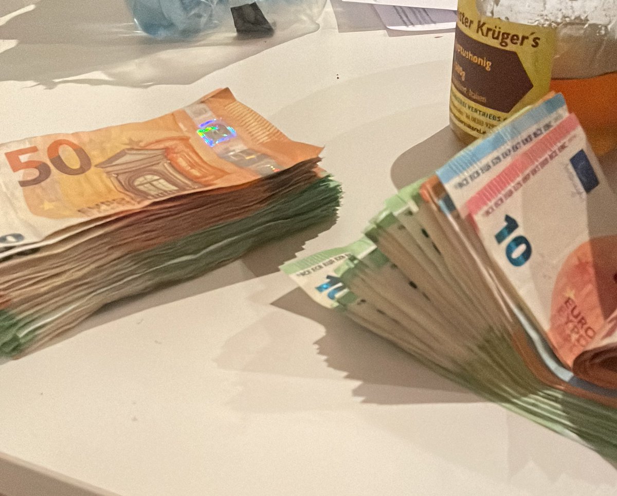 DavePrimal's tweet photo. My favorite job
Stacking Euros
With some raw honey behind
#stayprimal https://t.co/nRPkzyDxRZ
