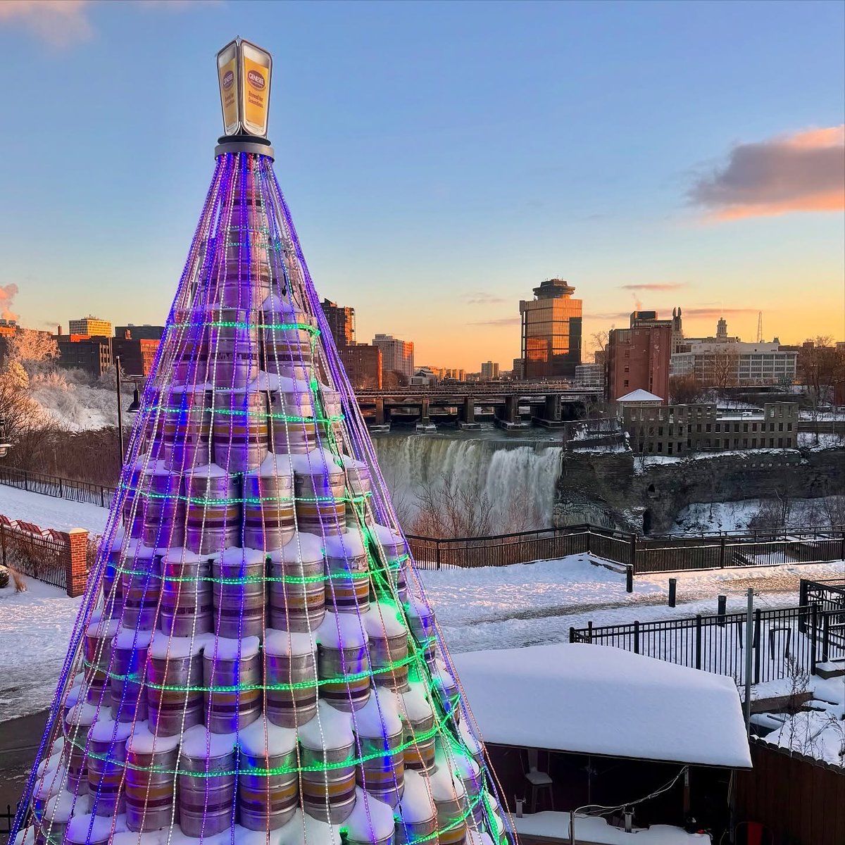 Thank you @ianbeers for this beautiful photo of our favorite tree! If you haven't already, stop by and wish our Keg Tree a Happy New Year and farewell....until next year😉 

@geneseebrewery 

📷 by @rochesterny: This week’s #ROCTopShots winner, with most online votes, is ianbeers