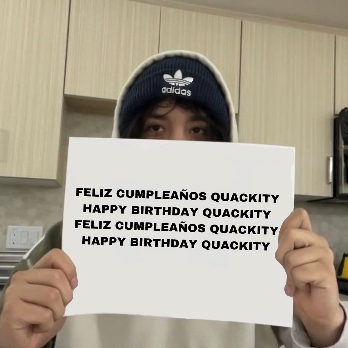 alto ahí patito ✋

prohibido pasar tweet sin antes comentar ''feliz cumpleaños quackity'' + #happybirthdayquackity