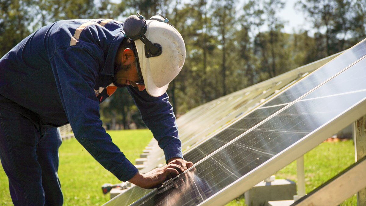 danielhoyos_ok's tweet photo. Instalamos los primeros paneles solares del Parque Solar de la UNSa, un paso hacia el futuro sustentable que soñamos: ahorro energético, menor huella de carbono y compromiso con la sostenibilidad. https://t.co/lzwvDMFjxu